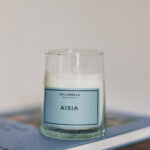 Bougie parfumée Aisia singulière, synonyme de confort, forte, intense, menthe, cuir
