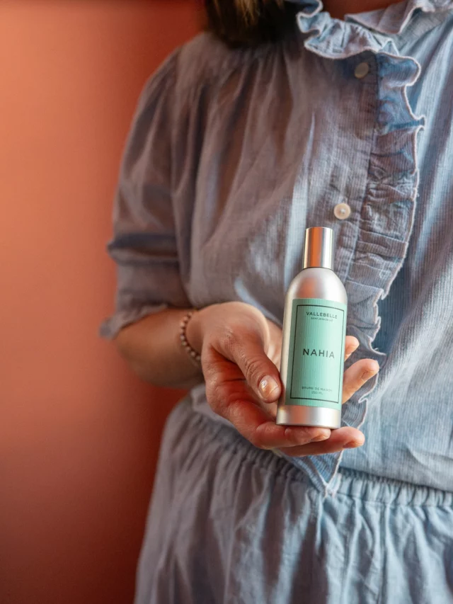 Vallebelle, chez vous.

Nos brumes s’invitent dans vos vies : vaporisez vos fragrances sur vos rideaux, vos canapés, dans vos draps, ou toute étoffe de votre choix - et faites de chaque instant, une parenthèse douce et parfumée.

Un rituel simple, le luxe discret de voyager lors de tous vos moments du quotidien.

• Choisissez la vôtre et transformez vos lieux de vies 🪷

DA : @nabie_studio
Photos: @sunrise_over_sea

#vallebelle #paysbasque #inspiration #lifestyle #brumesparfumées #madeinfrance #ecoresponsable #gestesimple
#voyagezchezvous